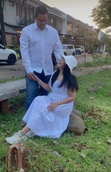 Adegan mesra saat foto pre-wedding.