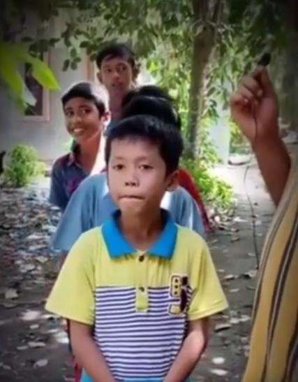 Jika menjawab dengan benar, dapat hadiah uang.