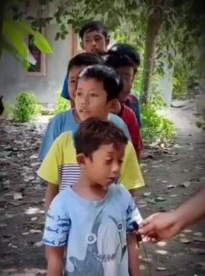 Matanya tampak seperti susah untuk terbuka.