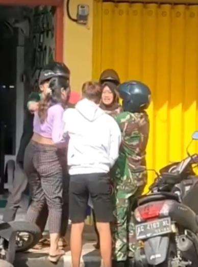 Ribut di pinggir jalan hingga mengundang aparat TNI.
