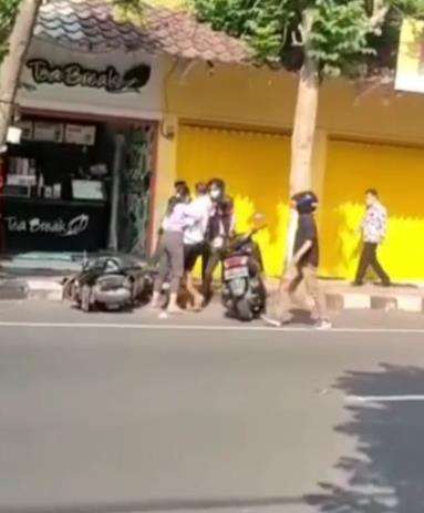 Dua cewek ribut di pinggir jalan rebutan cowok.
