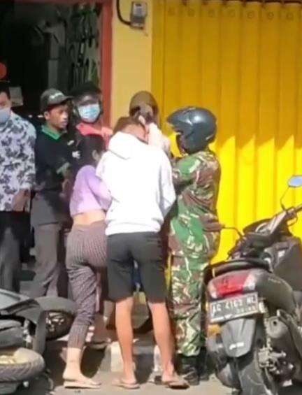 Aparat sampai turun tangan untuk melerai.
