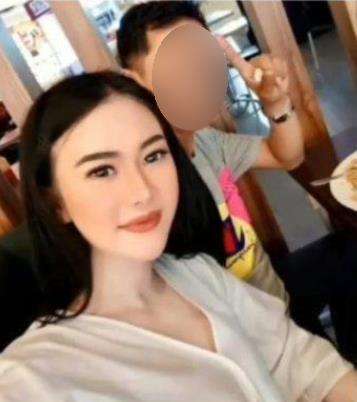 VLH yang terlihat cantik saat duduk di sebelah mendiang suaminya.