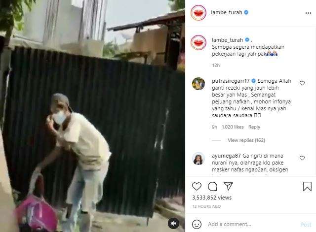 Seorang kuli bangunan dipecat karena tidak memakai masker.