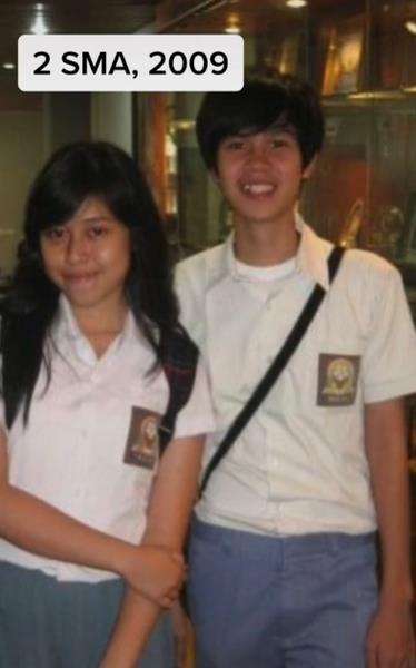 Pacaran hingga lulus SMA.
