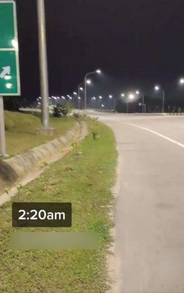 Tengah berhenti di jalan jam 2 pagi dengar suara wanita menangis.
