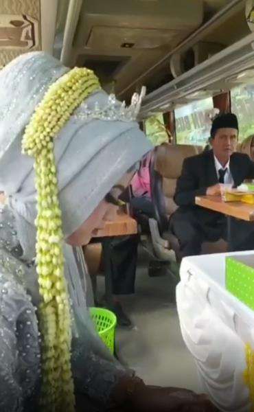 Viral resepsi pernikahan di dalam bus.