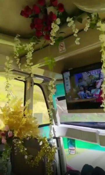 Bagian dalam bus dihias layaknya tempat resepsi pernikahan.