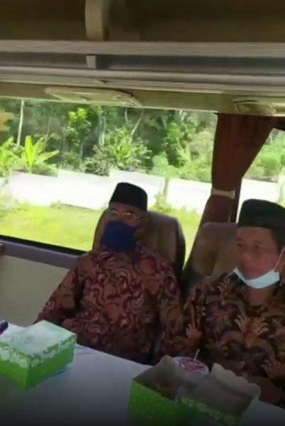Para tamu resepsi pernikahan duduk di dalam bus.