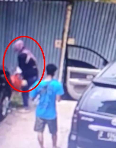 Pasangan membuang mayat bayi
