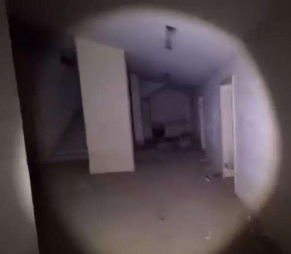 Suasana rumah kosong dan terbengkalai ini sangat seram.