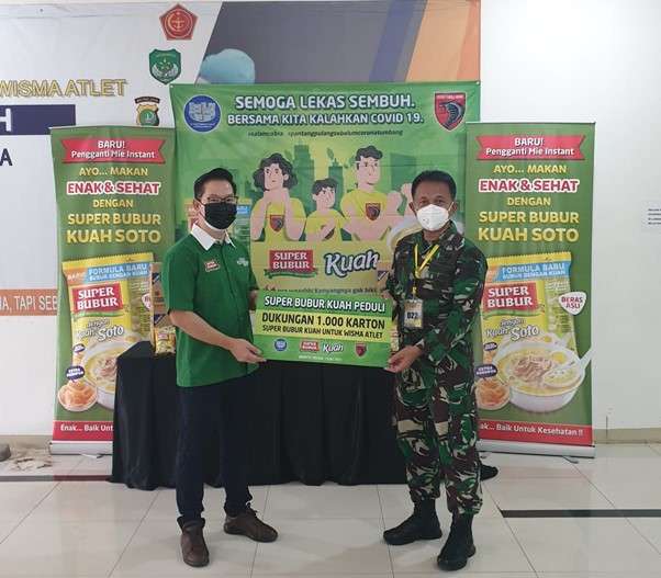 Penerima paket produk makanan