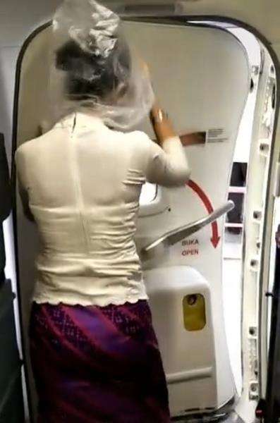 Memakai kantong plastik untuk melindungi makeup dan dandanan rambut.