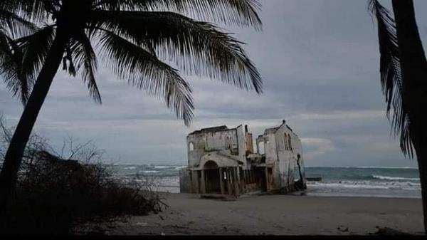 Vila hilang dan muncul secara misterius di pinggir pantai.