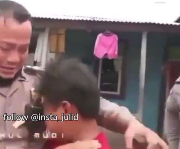 Anggota kepolisian dan bocah lelaki