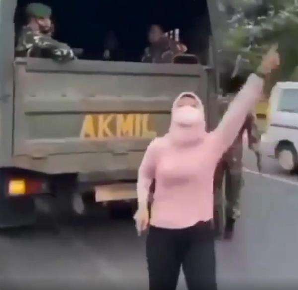 Cewek berjilbab joget-joget tidak jelas di depan umum.