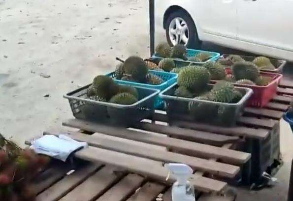 Heran dengan banyaknya uang koin tercecer di tanah dekat lapaknya.