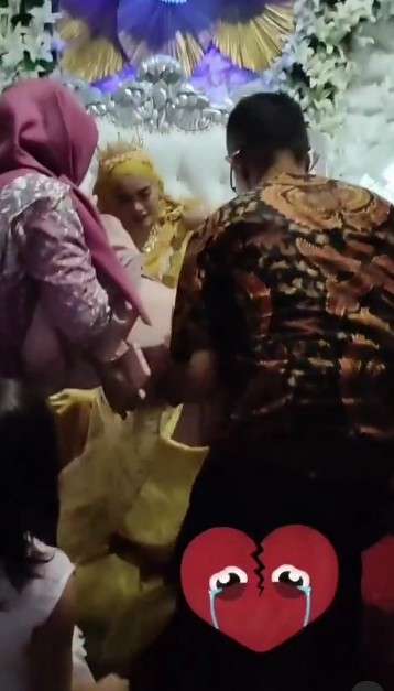 Tamu membantu Tamu membantu