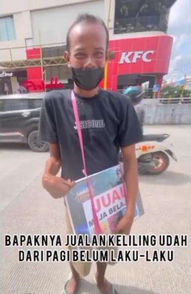Dari pagi jualannya belum laku-laku.