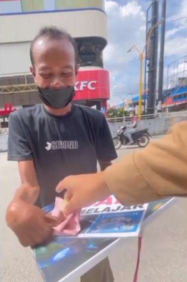 Dia terharu jualan harga Rp40 ribu ditawar Rp200 ribu.