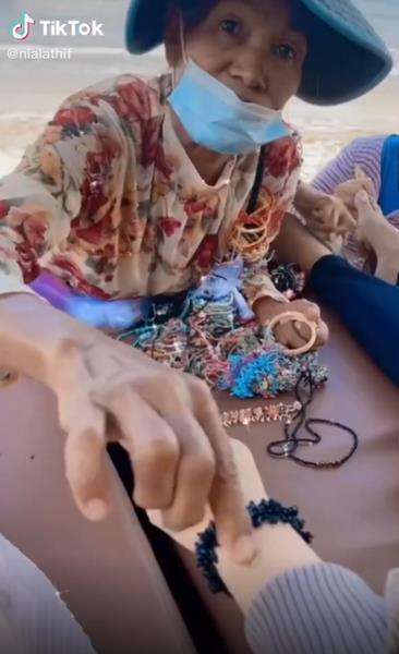 Harga aksesori selama liburan di Bali sangat mahal.