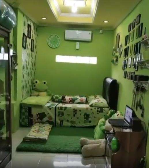 Kamar pun berhiaskan Keroppi.