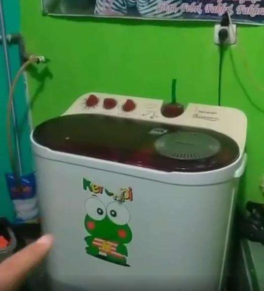 Mesin cuci juga dihias dengan karakter Keroppi.