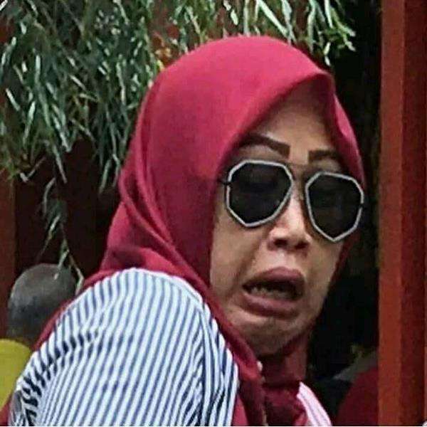 Netizen lebih salfok dengan alis si ibu yang ikut kaget.