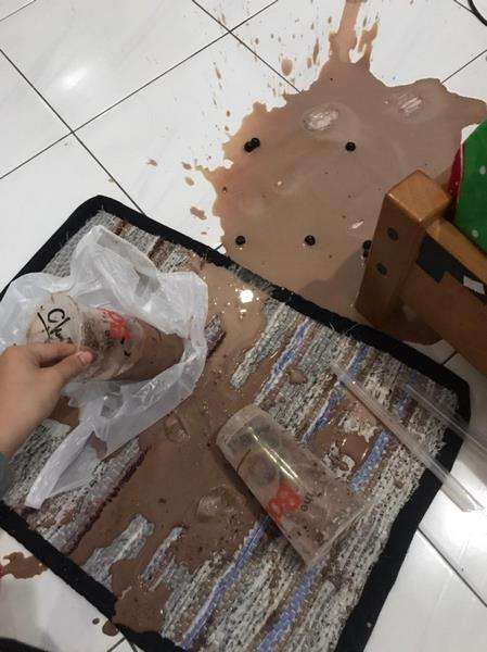 Deretan kejadian apes sehabis beli makanan yang bikin senyum-senyum sendiri.