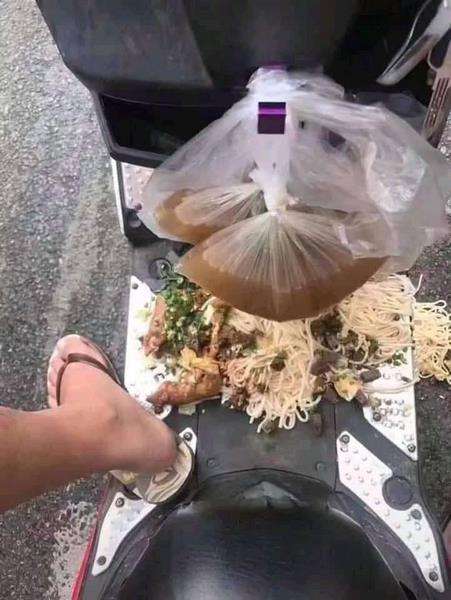 Deretan kejadian apes sehabis beli makanan yang bikin senyum-senyum sendiri.