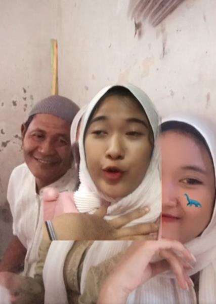 Ternyata pria di sebelah wanita pelakor itu ayahnya.