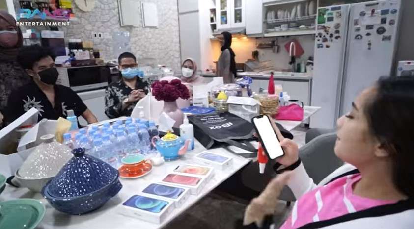 Nagita Slavina bagi-bagi Iphone 12