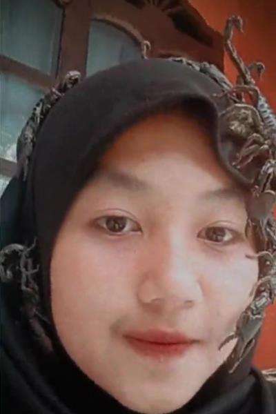 Selain ular, Icha juga pelihara kalajengking.