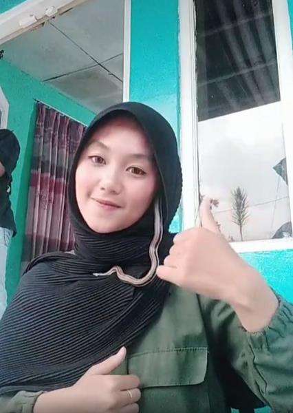 Icha menjadikan ular sebagai aksesori jilbabnya.
