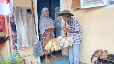 Kemuliaan Hati Kakek Penjual Krupuk