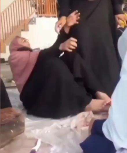Tak kuat menahan tawa karena pikirannya traveling ke mana-mana.