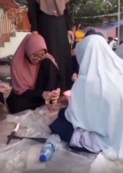 Bantu potong daging kurban, ukthy malah ngakak.