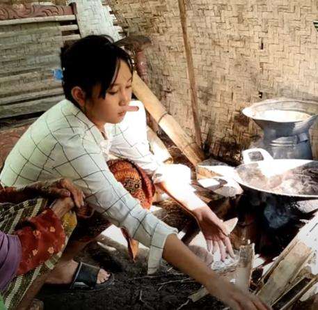 Indah begitu cekatan membantu ibunya di dapur.