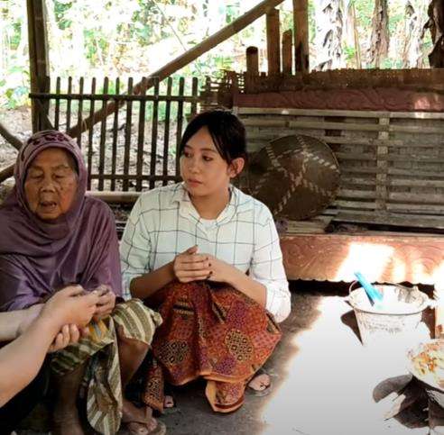 Indah dan ibunya yang sudah lanjut usia.