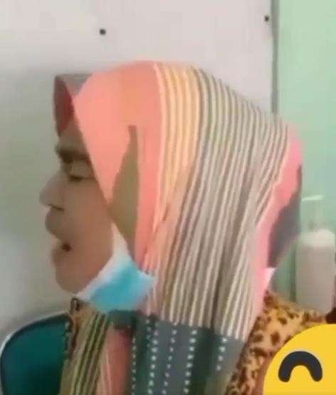 Tiba-tiba emak-emak ini nyanyi dengan suara lantang.