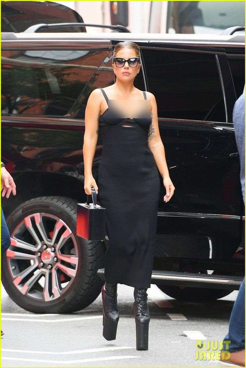 Lady Gaga dengan Sepatu Hak Super Tinggi