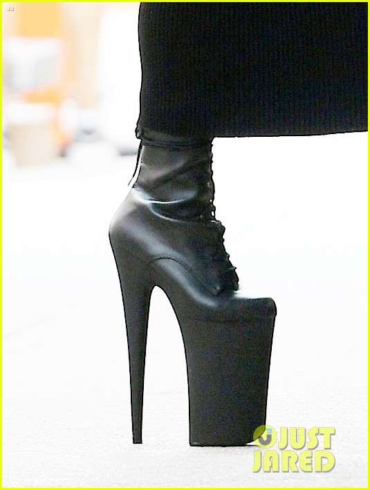 Sepatu Hak Tinggi Lady Gaga