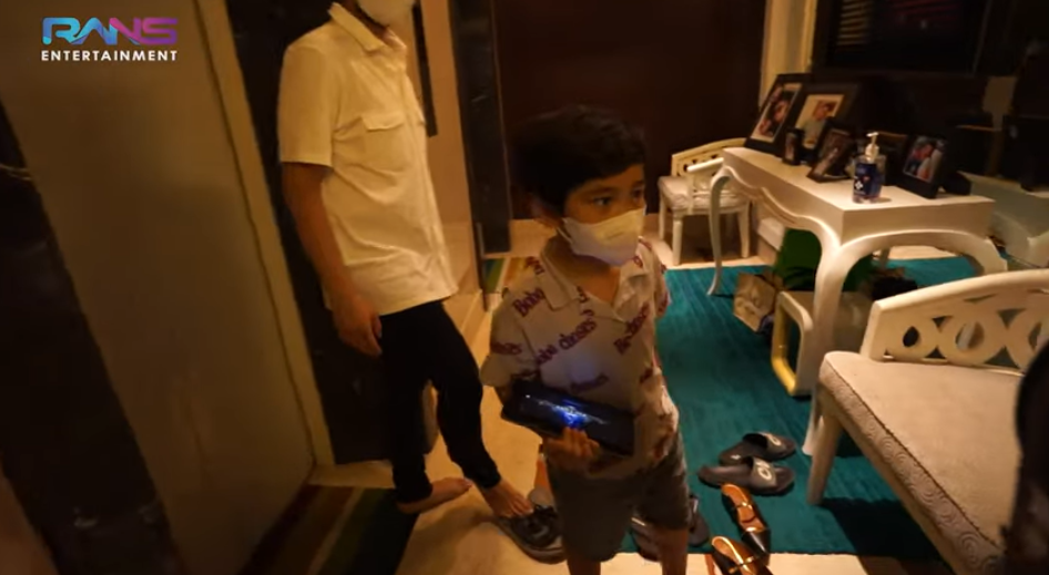 Bagian depan apartemen rumah Rieta Amalia
