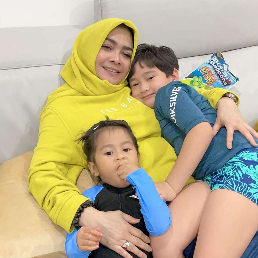 Rieta Amalia bersama dua cucu kesayanganya