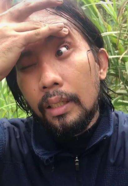 Sudah berusaha mendelik sekuat tenaga.