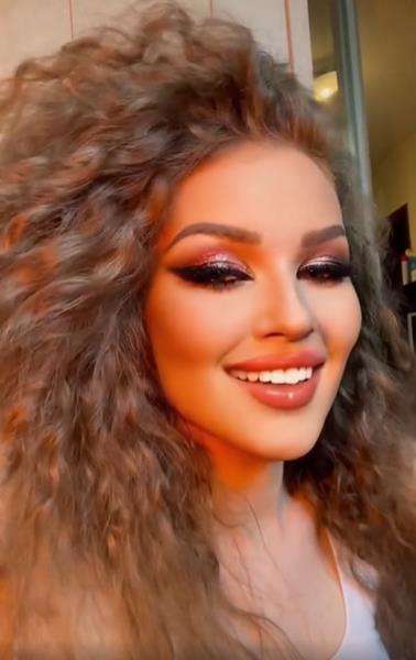 Valeria Voronina dengan glam makeup yang kental.