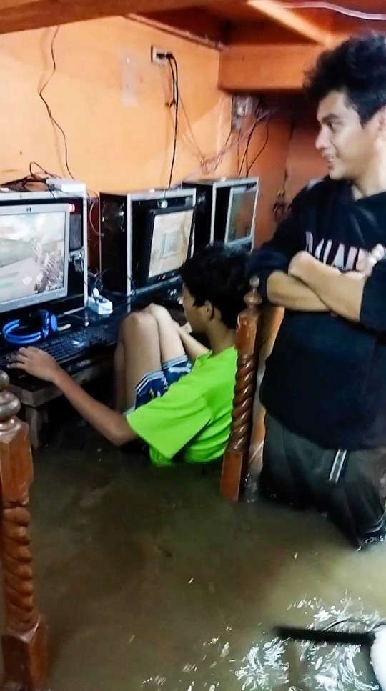 Semua Kabel Ada di Permukaan Air