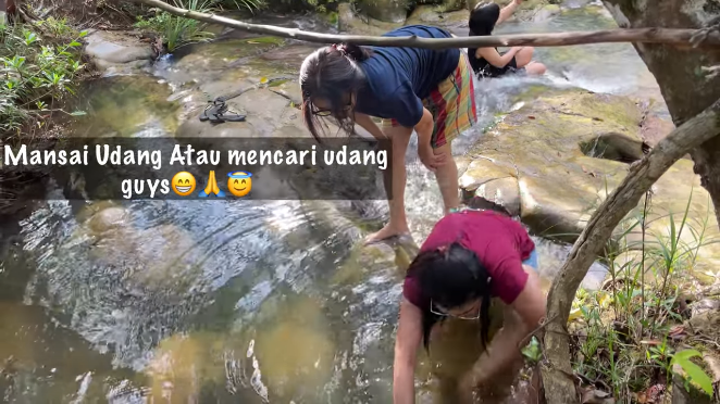 Gadis suku dayak