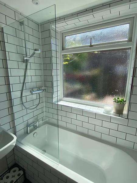 Penampakan kamar mandi dari dalam di rumah Sarah Yates.