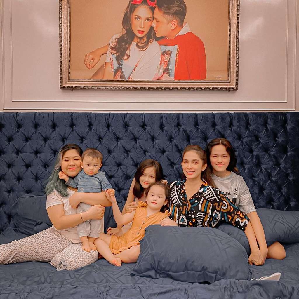 Ussy Sulistiawati bersama anak-anaknya
